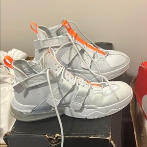 Nike Air Edge 270 Platinum Mens size 10